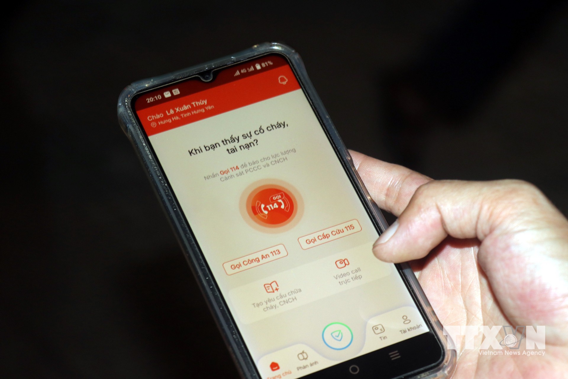 Ứng dụng "Báo cháy 114" được cài đặt trên điện thoại di động. (Ảnh: Đinh Văn Nhiều/TTXVN)